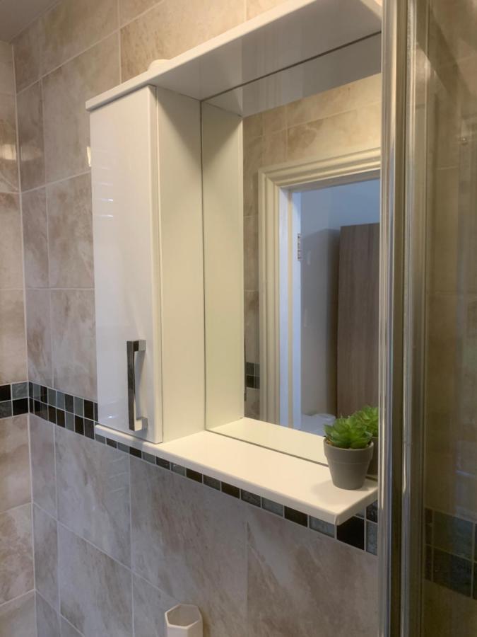 Cosy Room With Private Entrance & Ensuite Reading Eksteriør billede